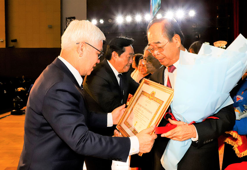 5;6   Bí thư Tỉnh ủy Nguyễn Văn Lợi trao Huy hiệu Đảng cho nguyên lãnh đạo tỉnh Bình Dương.